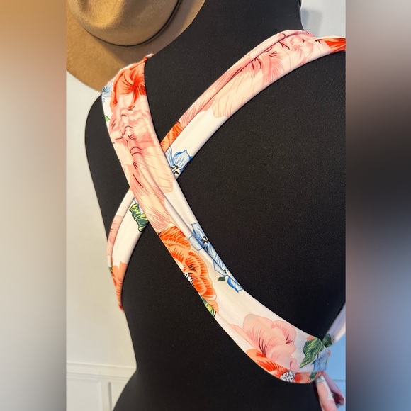 1 piece  floral swim suit - Picture 3 of 4